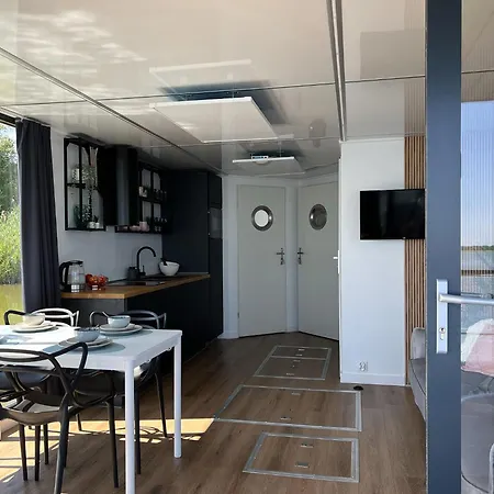 A Comfortable House On The Water For 6 People Botel *