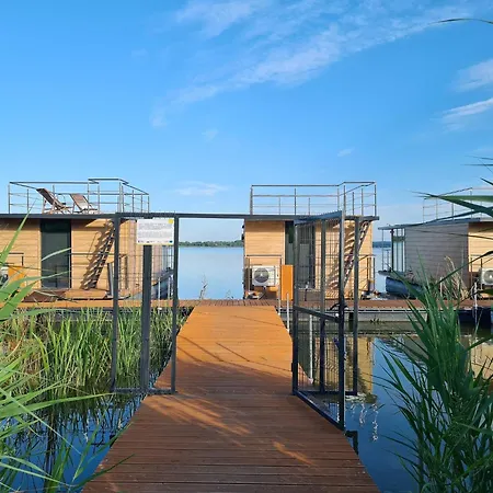 A Comfortable House On The Water For 6 People Botel *