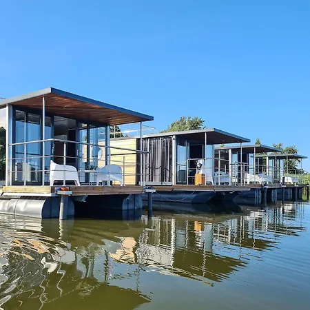A Comfortable House On The Water For 6 People *