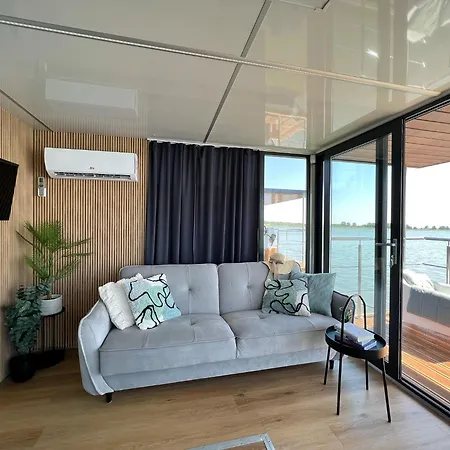 A Comfortable House On The Water For 6 People Botel *