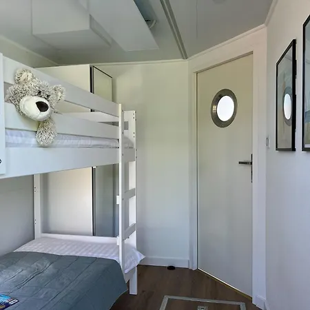 A Comfortable House On The Water For 6 People Botel *