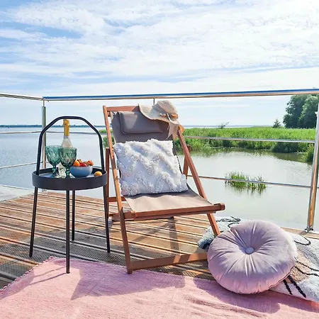 A Comfortable House On The Water For 6 People Botel