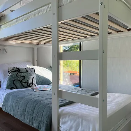A Comfortable House On The Water For 6 People Botel *